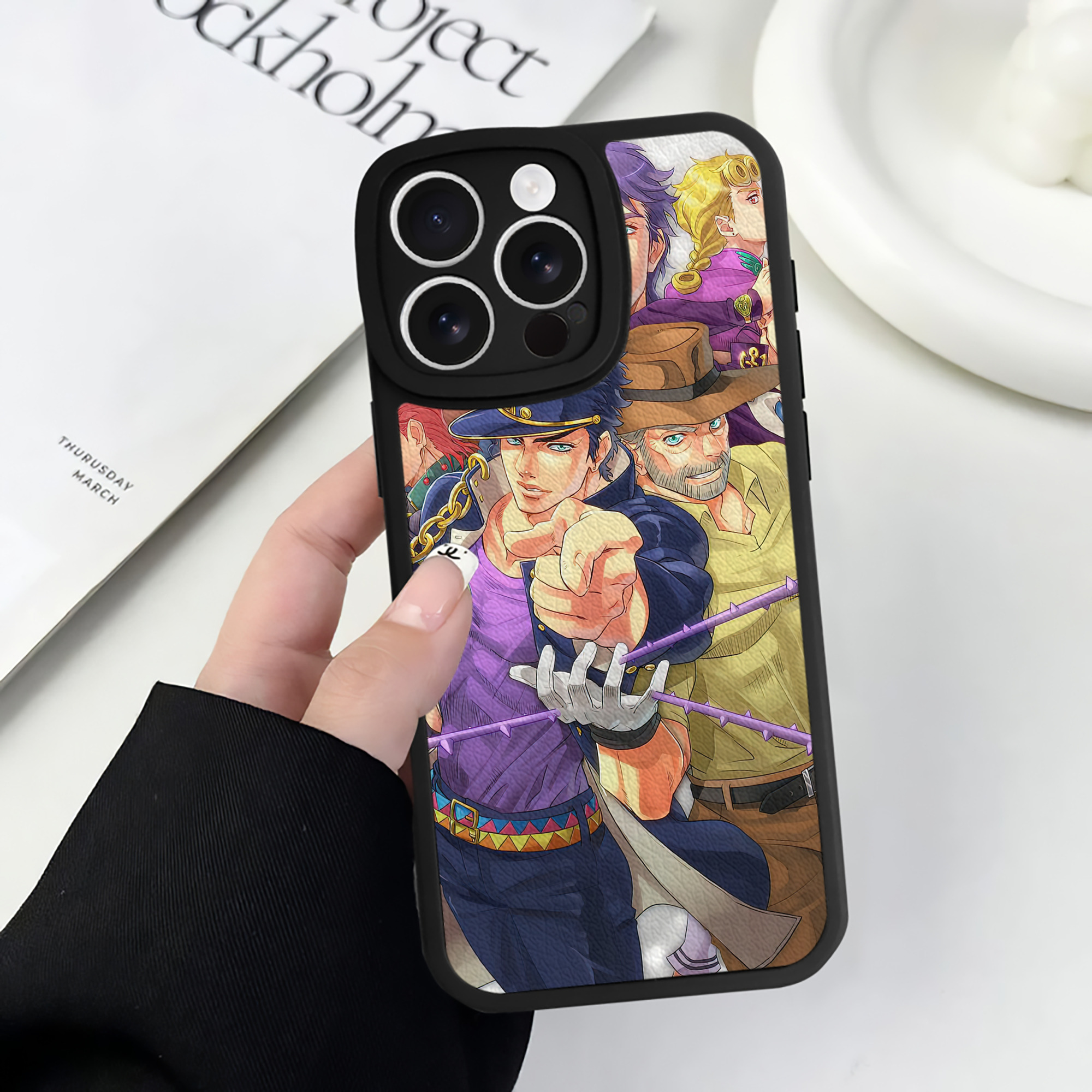（画像用） ジョジョの奇妙な冒険 JoJo's Bizarre Adventure 【iPhone 16シリーズ対応】シリコンスマホケース（レザー調） 材質：シリコン